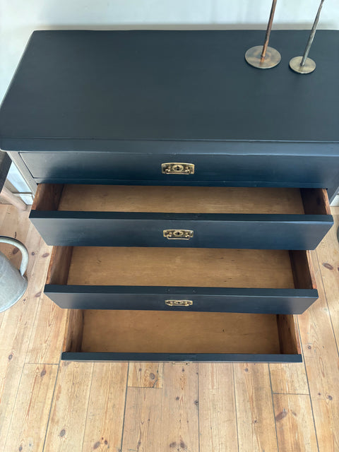 Dänische Kommode in Kreidefarbe Soft Black von Weingärtners Genusshandwerk, mit zwei Schubladen und eleganter schwarzer Oberfläche