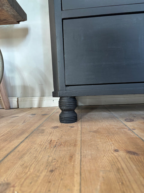 Dänische Kommode in Kreidefarbe Soft Black von Weingärtners Genusshandwerk, mit schwarzen Oberflächen und eleganten Griffen