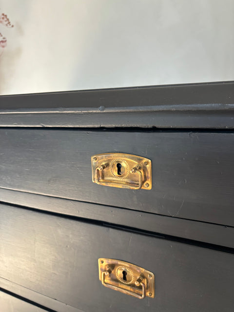 Dänische Kommode von Weingärtners Genusshandwerk in Soft Black Kreidefarbe, detailreiche Holzoberfläche und elegantes Design