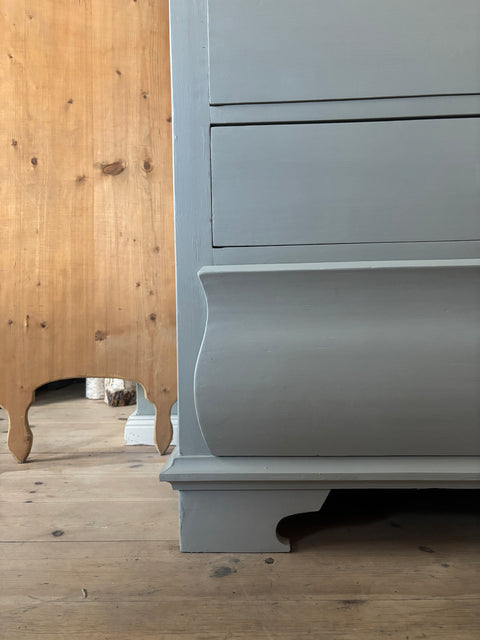 Dänische Kommode aus Weingärtners Genusshandwerk in Taupe mit Kreidefarbe, zeigt stilvolle Holzoberfläche und elegante Griffe.