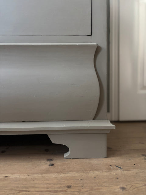 Taupe Kreidefarbe von Painting The Past, geöffnete Dose mit pastellfarbener Kreidefarbe auf weißem Hintergrund