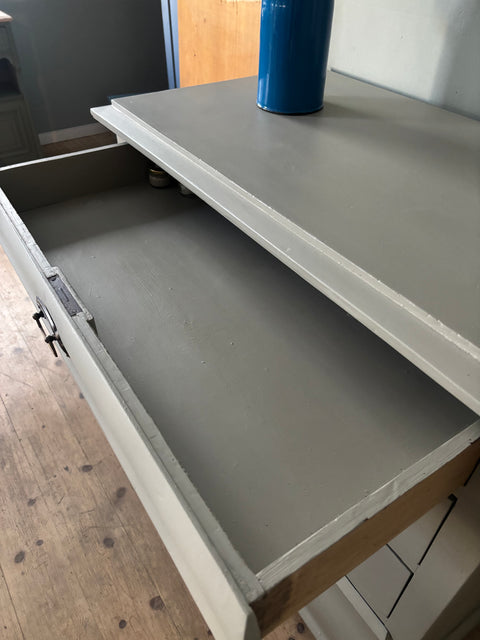 Dänische Kommode in Kreidefarbe Taupe mit Holzgriffen, stilvolle Möbelstück für Wohnzimmer, von Weingärtners Genusshandwerk
