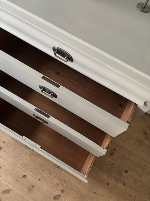 Dänische Kommode in Kreidefarbe Taupe mit grauem Finish, Weingärtners Genusshandwerk, stilvoller Aufbewahrungsmöbel