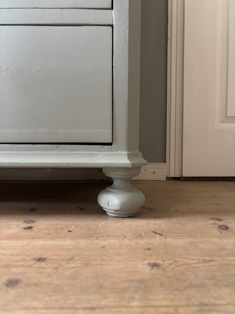 Dänische Kommode mit Kreidefarbe Verdigris matt, Weingärtners Genusshandwerk, detailreiche Holzoberfläche und elegante Gestaltung