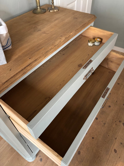 Dänische Kommode aus Weingärtners Genusshandwerk mit matt verdigris Kreidefarbe, zeigt elegante Holzdetails und stilvolles Design
