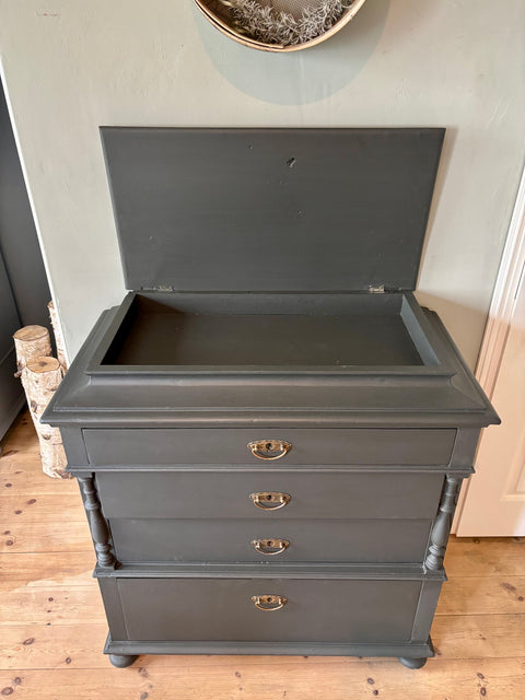 Dänische Kommode mit Geheimfach in Urban Black Kreidefarbe, stilvolle Holzkommode von Weingärtners Genusshandwerk, schwarz-grün