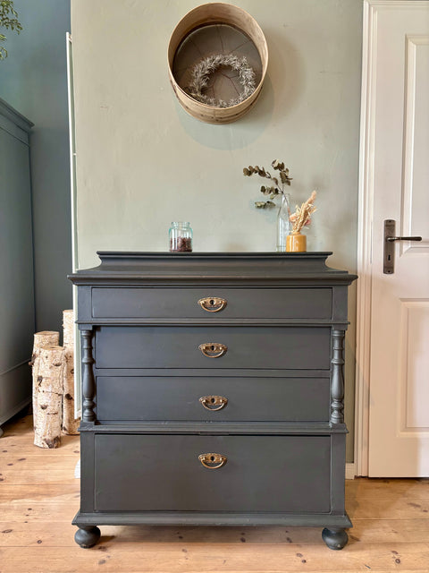 Dänische Kommode mit Geheimfach in Urban Black Kreidefarbe, schwarz-grün, aus Holz, stilvoll und funktional.