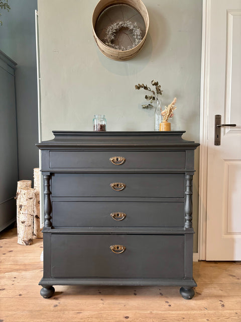 Dänische Kommode mit Geheimfach in Urban Black Kreidefarbe, aus Holz, mit schwarzig-grünen Finish, von Weingärtners Genusshandwerk