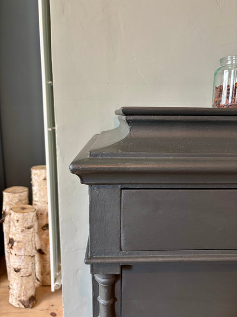 Dänische Kommode mit Geheimfach in Urban Black Kreidefarbe, Holzoberfläche, stilvoll und funktional, von Weingärtners Genusshandwerk