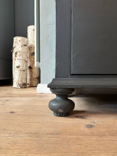 Dänische Kommode mit Geheimfach in Urban Black Kreidefarbe, braune Holzgriffe, moderne Design, Möbelstück im skandinavischen Stil