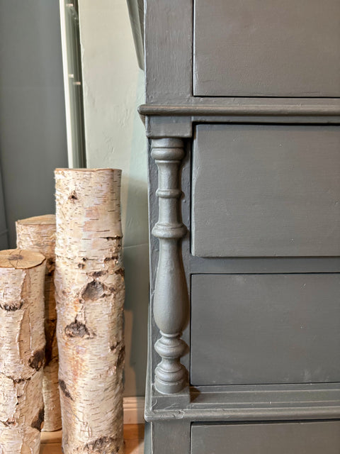 Dänische Kommode mit Geheimfach in Urban Black Kreidefarbe, schwarzgünnes Finish, stilvolle Holzkommode von Weingärtners Genusshandwerk