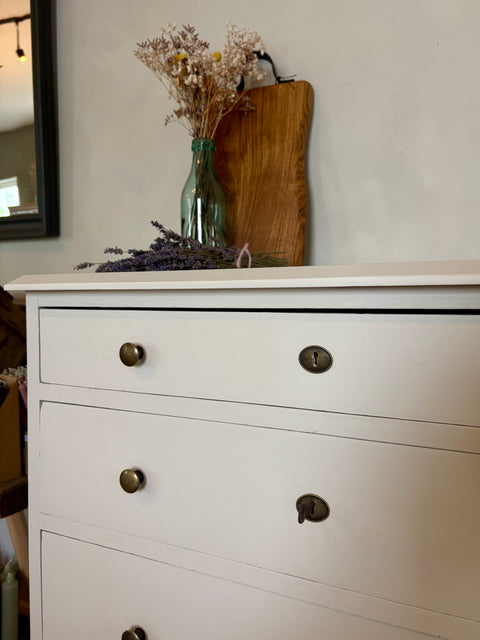 Dänische Vintage Kommode Grey No. 10 von Weingärtners Genusshandwerk, graue Holzkommode mit Vintage-Design, detailreiche Oberfläche