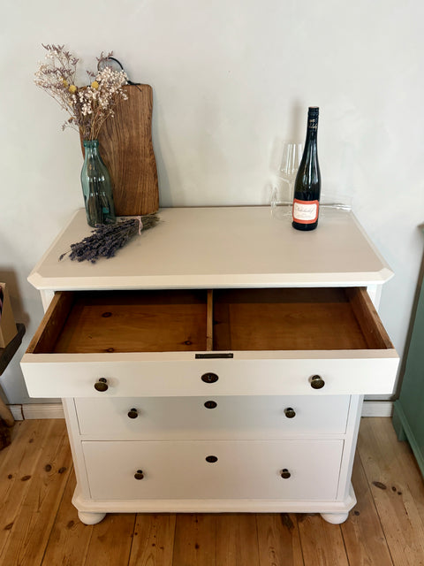 Dänische Vintage Kommode Grey No. 10 von Weingärtners Genusshandwerk, graue Holzkommode mit antikem Design, detaillierte Oberflächen.