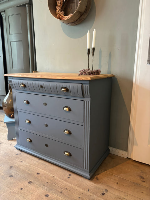 Dänische Vintage-Kommode in blaugrauer Kreidefarbe von Weingärtners Genusshandwerk, detailreiche Holzmöbel mit antikem Charme