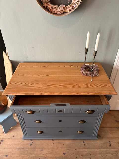 Dänische Vintage-Kommode in blaugrauer Kreidefarbe, hergestellt von Weingärtners Genusshandwerk, mit antiker Optik und Holzgriffen.