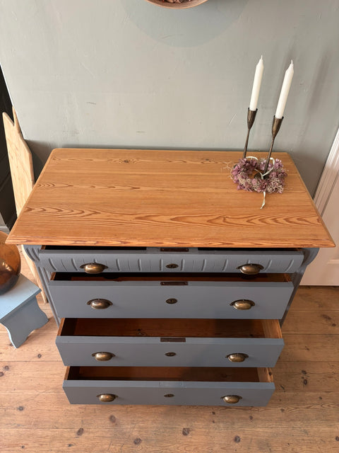 Vintage dänische Kommode aus Kreidefarbe Moabit in blaugrau, mit klassischen Holzgriffen und stilvollem Design.