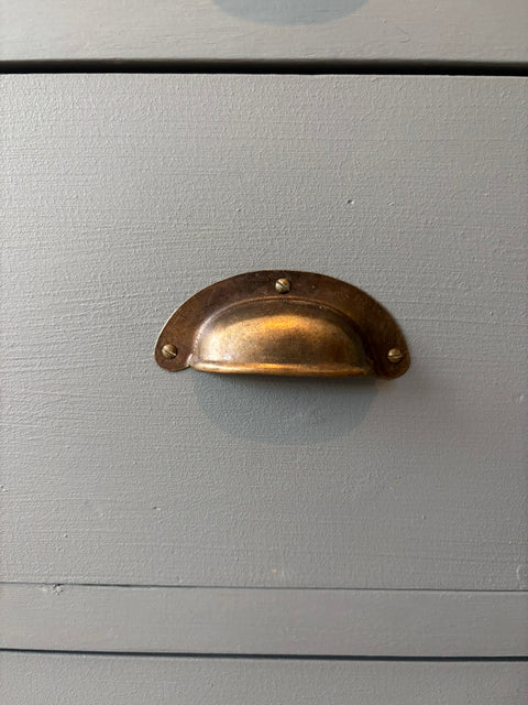 Dänische Vintage-Kommode in blaugrauer Kreidefarbe, Weingärtners Genusshandwerk, mit antikem Holzdesign und eleganter Oberfläche