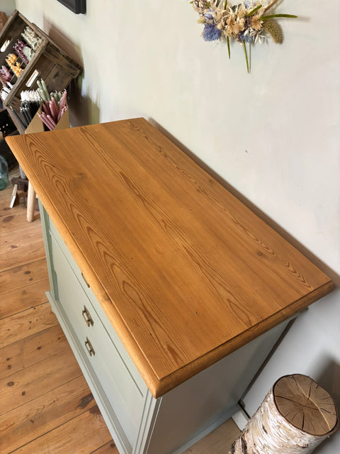 Dänische Vintage-Kommode in Kreidefarbe Pebble Water, graugrün, mit eleganten Holzgriffen und antikem Design, von Weingärtners Genusshandwerk