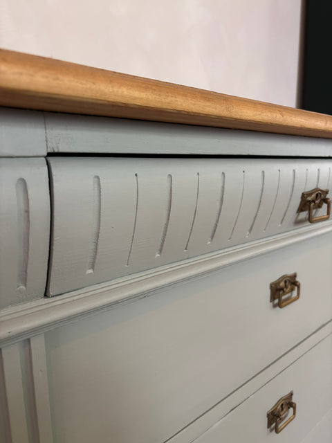 Dänische Vintage-Kommode in Kreidefarbe Pebble Water, graugrün, mit antiken Griffen, von Weingärtners Genusshandwerk, stilvoll und robust