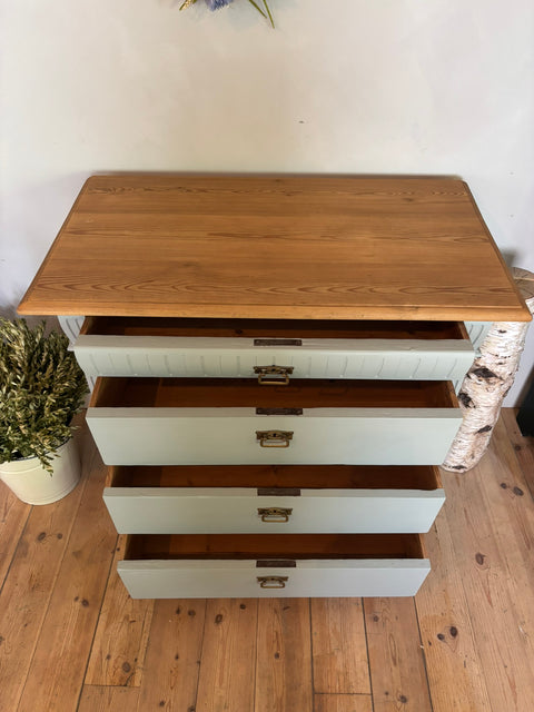 Dänische Vintage Kommode mit Kreidefarbe Pebble Water in Graugrün, von Weingärtners Genusshandwerk, detailreiche Holzstruktur sichtbar