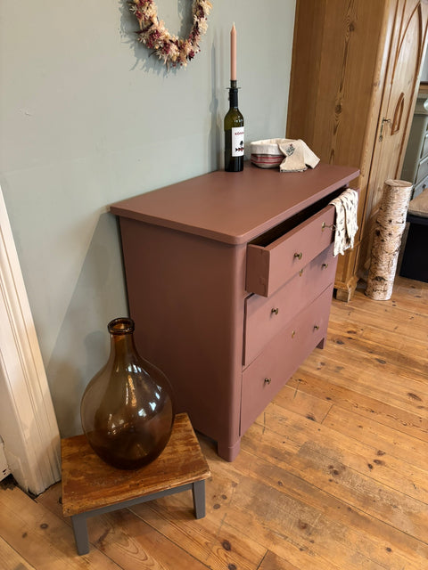 Dänische Vintage Kommode von Weingärtners Genusshandwerk in Kreidefarbe Scarlet Dust, rotbraun, mit antikem Holzdesign.