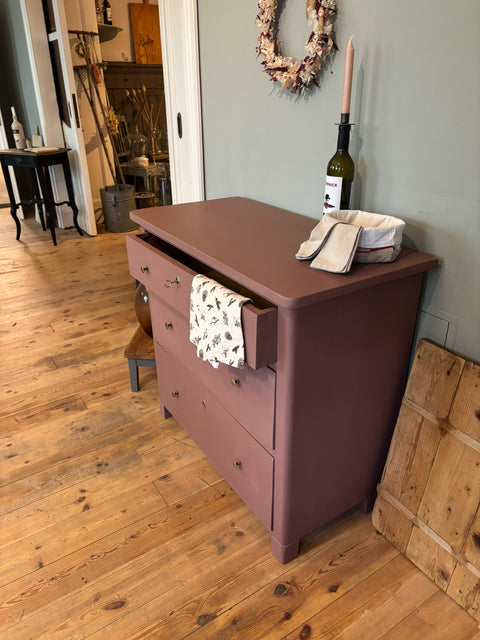 Dänische Vintage Kommode in Kreidefarbe Scarlet Dust, rotbraun, mit antikem Holzdesign und eleganten Grifflöchern.