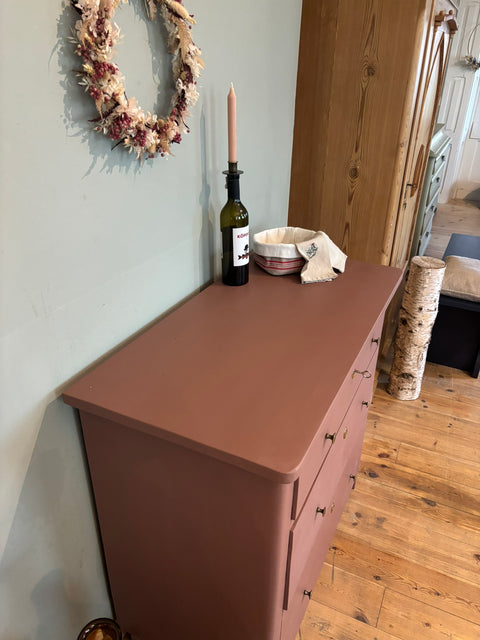 Dänische Vintage Kommode aus Kreidefarbe Scarlet Dust in rotbraun von Weingärtners Genusshandwerk, mit Holzgriffen und antikem Design