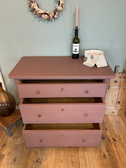 Dänische Vintage Kommode von Weingärtners Genusshandwerk in roter Kreidefarbe Scarlet Dust, mit antikem Holzdesign.