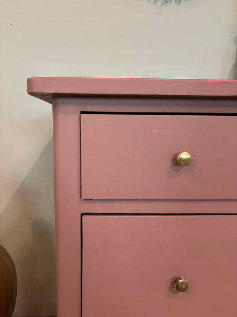 Dänische Vintage Kommode in Kreidefarbe Scarlet Dust von Weingärtners Genusshandwerk, rotbraune Oberfläche, antikes Design