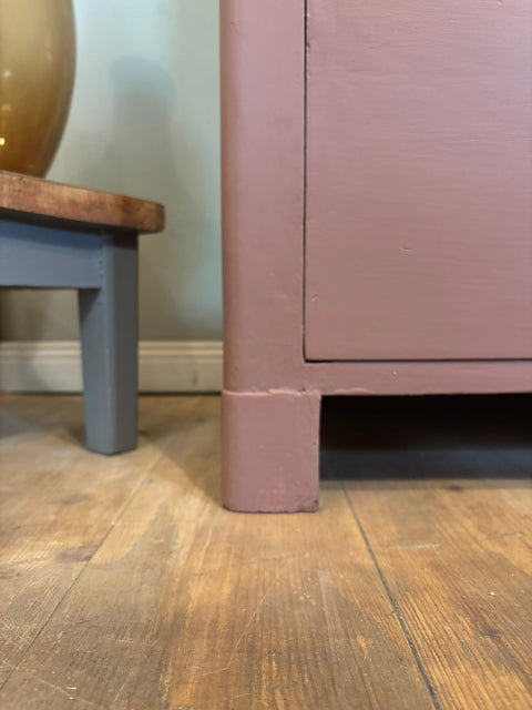 Dänische Vintage Kommode aus Kreidefarbe Scarlet Dust in rotbraun, mit antikem Holzdesign und eleganten Griffe, von Weingärtners Genusshandwerk
