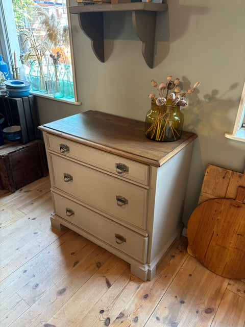 Dänische Vintage Kommode aus Kreidefarbe Tundra in Beige von Weingärtners Genusshandwerk, detailreiche Holzmaserung sichtbar