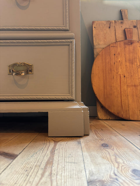 Dänische Vintage Kommode in Kreidefarbe Tundra beige von Weingärtners Genusshandwerk, mit Holzgriffen und antikem Design