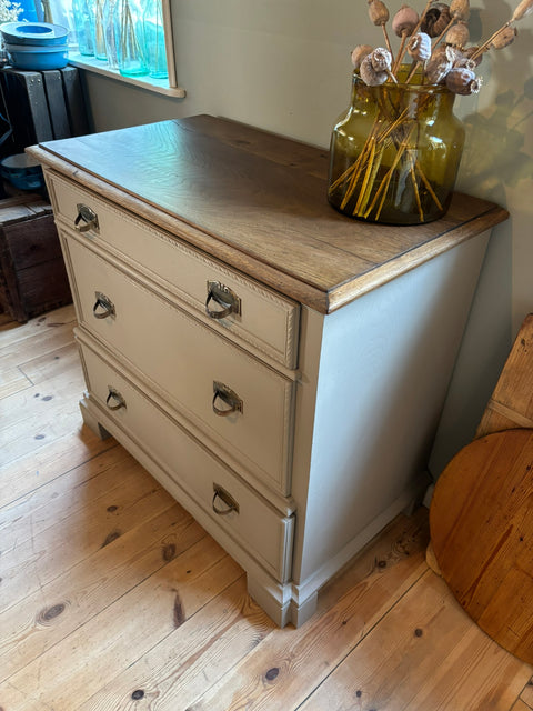 Dänische Vintage Kommode in Kreidefarbe Tundra, beiges Holz, mit antikem Design und eleganten Griffen, von Weingärtners Genusshandwerk