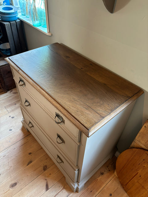 Dänische Vintage Kommode in Kreidefarbe Tundra beige, Weingärtners Genusshandwerk, detailreiche Holzoberfläche und antikes Design