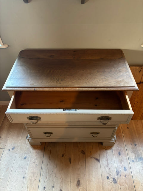 Dänische Vintage Kommode in Kreidefarbe Tundra beige von Weingärtners Genusshandwerk, mit Holzgriffen und antikem Design
