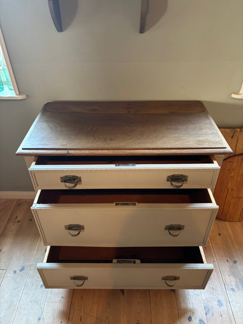 Dänische Vintage Kommode in Kreidefarbe Tundra, beige, mit nostalgischem Design und Holzgriffen, von Weingärtners Genusshandwerk