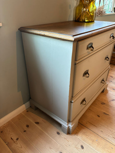 Dänische Vintage Kommode in Kreidefarbe Tundra mit beige Finish, stilvolle Aufbewahrungsmöbel von Weingärtners Genusshandwerk
