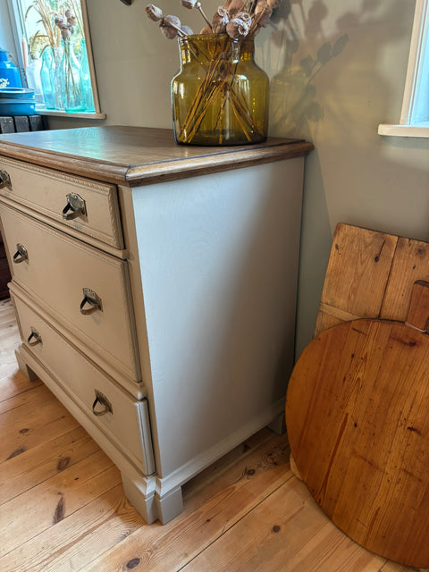 Dänische Vintage Kommode in Kreidefarbe Tundra, beige, mit antikem Holzdesign von Weingärtners Genusshandwerk