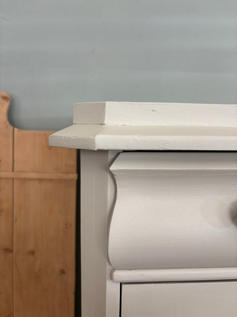 Dänische Vintage Kommode von Weingärtners Genusshandwerk, beige mattlackierte Oberfläche mit Muschelsucher-Design, stilvoll und elegant