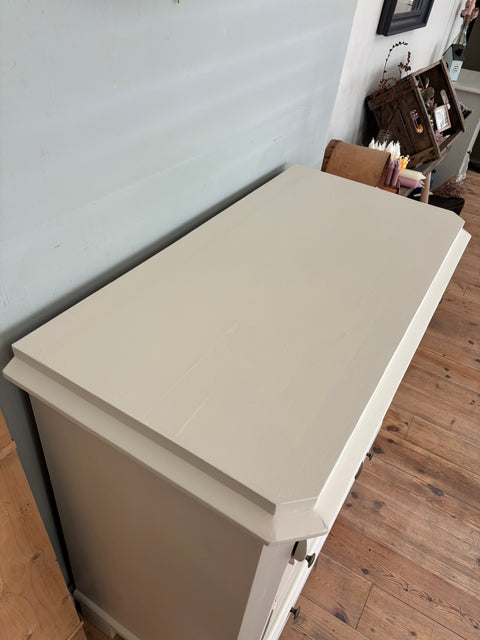 Dänische Vintage Kommode von Weingärtners Genusshandwerk, beige Mattlack mit Muschelsucher-Design, stilvolle Möbelstück.