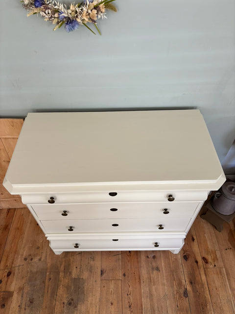 Dänische Vintage Kommode von Weingärtners Genusshandwerk, beige mattlackierte Oberfläche mit Muschelsuchern, stilvolle Aufbewahrung.