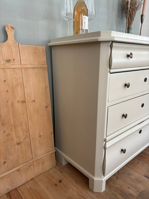Dänische Vintage Kommode von Weingärtners Genusshandwerk in Beige mit Mattlack und Muschelsucher, stilvoll im Raum.