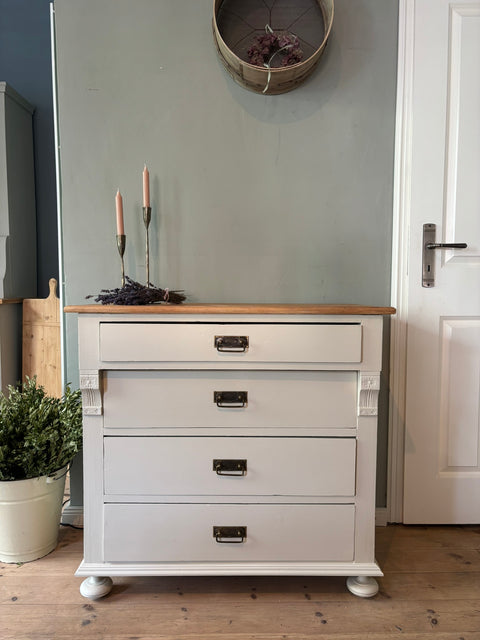 Dänische Vintage Kommode von Weingärtners Genusshandwerk, beige Mattlack, mit Muschelsucher-Design, sichtbare Griffe und elegante Oberfläche