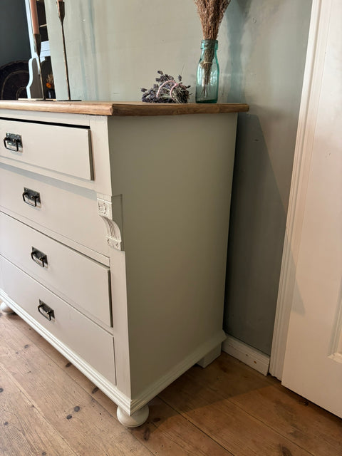 Dänische Vintage Kommode von Weingärtners Genusshandwerk in Mattlack mit Muschelsucher-Design, beige, stilvolle Aufbewahrung.