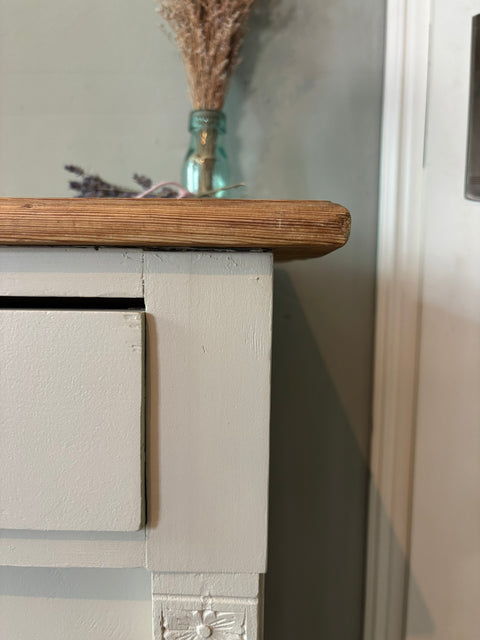 Dänische Vintage Kommode von Weingärtners Genusshandwerk, beige Mattlack mit Muschelsucher-Design, elegante Möbelstück.