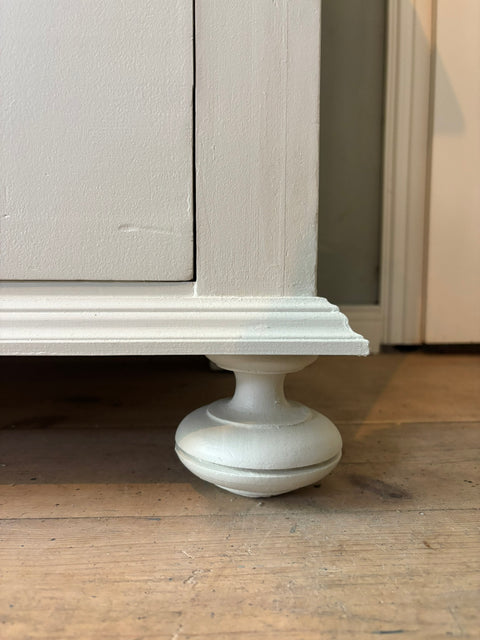 Dänische Vintage Kommode aus Mattlack mit Muschelsucher-Design in Beige, von Weingärtners Genusshandwerk, stilvolle Möbelaufnahme