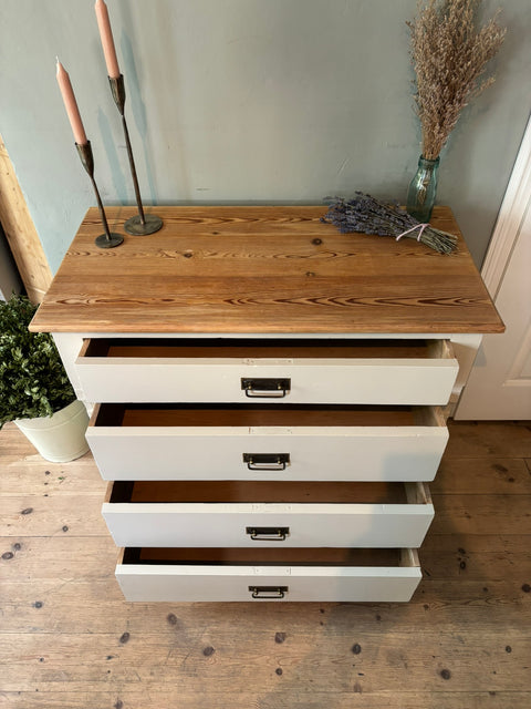 Dänische Vintage Kommode von Weingärtners Genusshandwerk mit mattlackiertem Muschelsucher-Design in Beige, detailreiche Holzstruktur sichtbar
