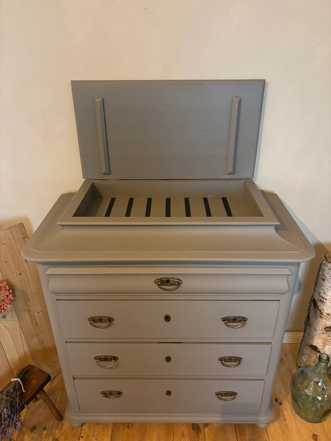 Dänische Vintage Kommode mit Geheimfach in grauer Kreidefarbe, stilvoller Möbelstück von Weingärtners Genusshandwerk.