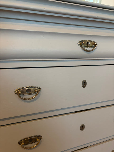 Dänische Vintage-Kommode mit Geheimfach in grauer Kreidefarbe Manhattan, von Weingärtners Genusshandwerk, detailreiche Holzmaserung sichtbar