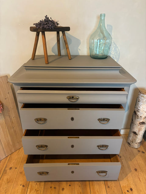 Dänische Vintage Kommode mit Geheimfach in Kreidefarbe Manhattan, grau, von Weingärtners Genusshandwerk, detailreiche Holzstruktur